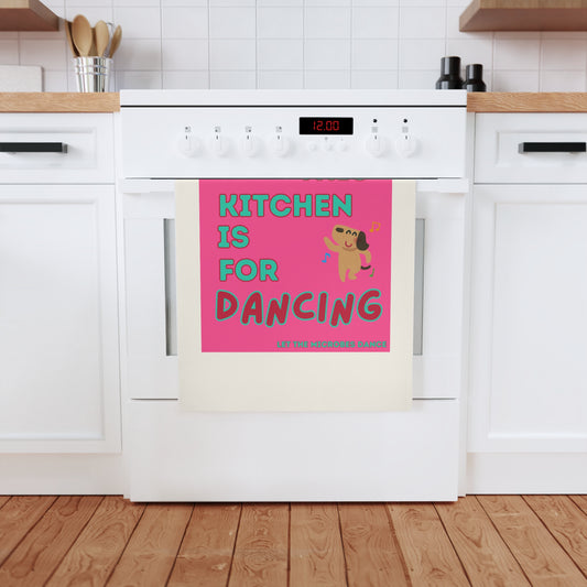 Küchentuch mit 'This Kitchen is for Dancing'-Design, aufgehängt an einem weißen Ofen in einer modernen Küche.