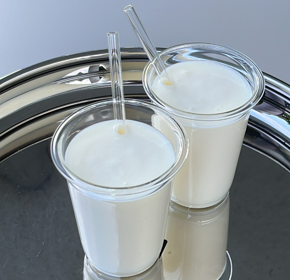 Zwei Gläser mit frischem, hausgemachtem Milchkefir – cremiges, probiotisches Getränk für Darmgesundheit und Genuss.