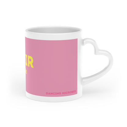 Rosa Kefir Lover Keramiktasse von Dancing Microbes mit gelber Aufschrift und weißem herzförmigem Henkel.