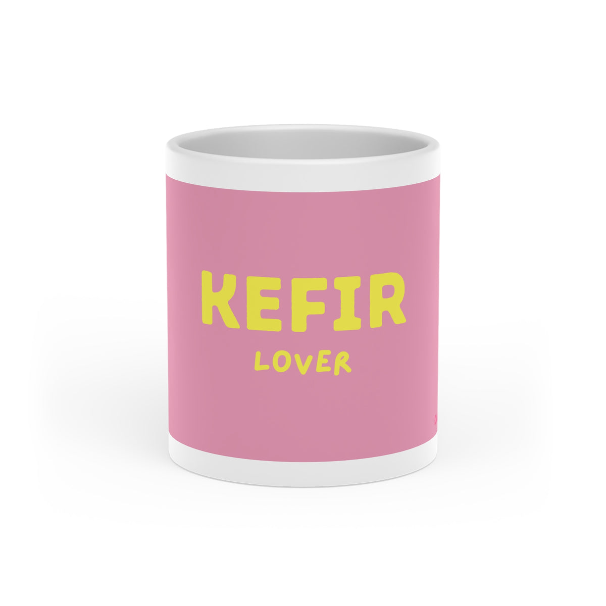 Vorderansicht der rosa Kefir Lover Tasse mit gelbem Schriftzug und glänzender Keramikoberfläche.
