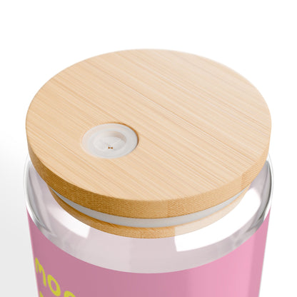 Nahaufnahme des Bambusdeckels mit Öffnung für den Trinkhalm auf dem rosa bedruckten More Kefir Por Favor Trinkglas.