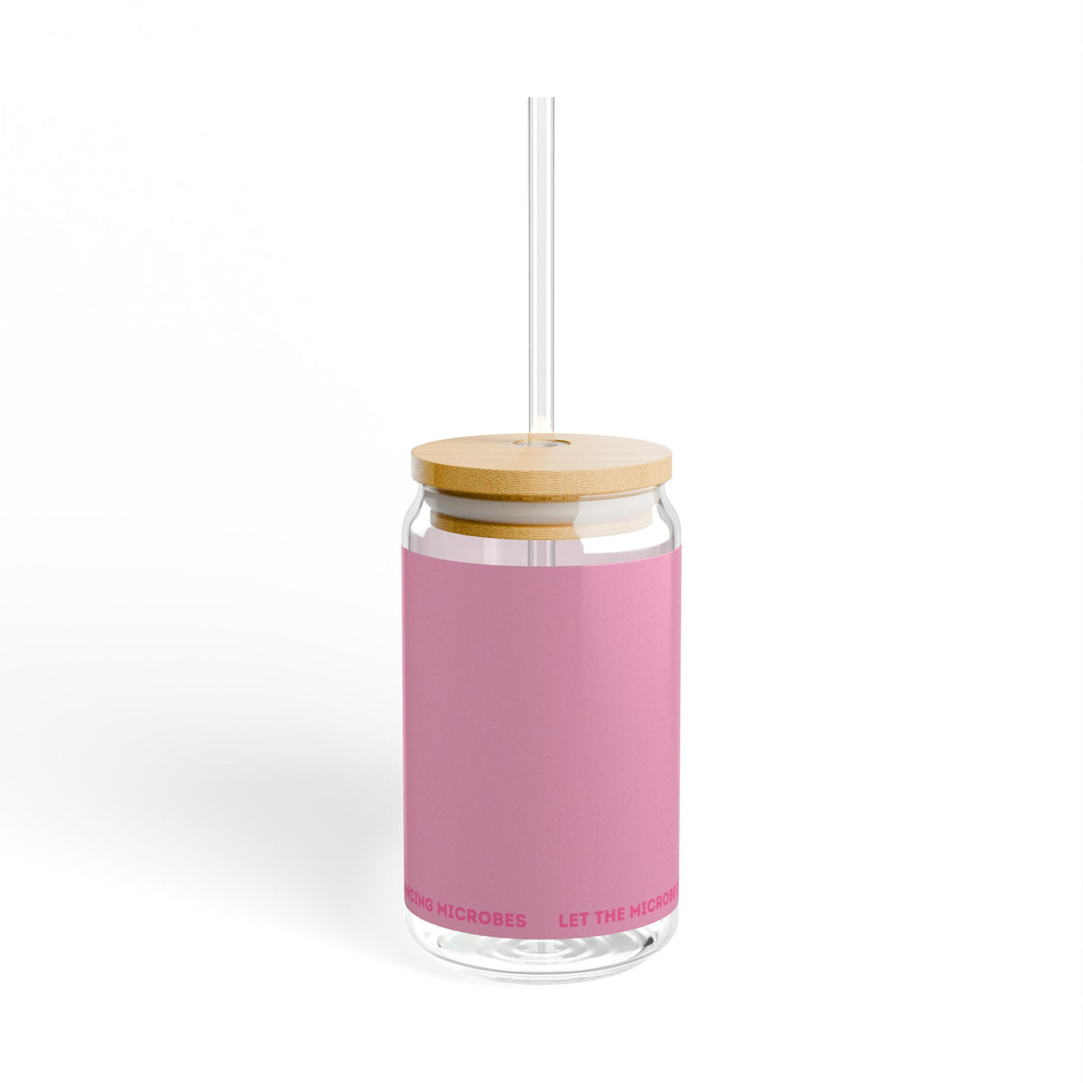 Rückansicht des Trinkglases mit rosa Aufdruck, Bambusdeckel und transparentem Trinkhalm vor weißem Hintergrund.