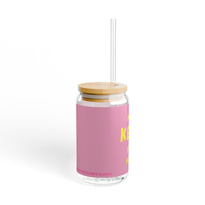 Vorderansicht des More Kefir Por Favor Trinkglases mit rosa Design, Bambusdeckel und transparentem Trinkhalm vor weißem Hintergrund.
