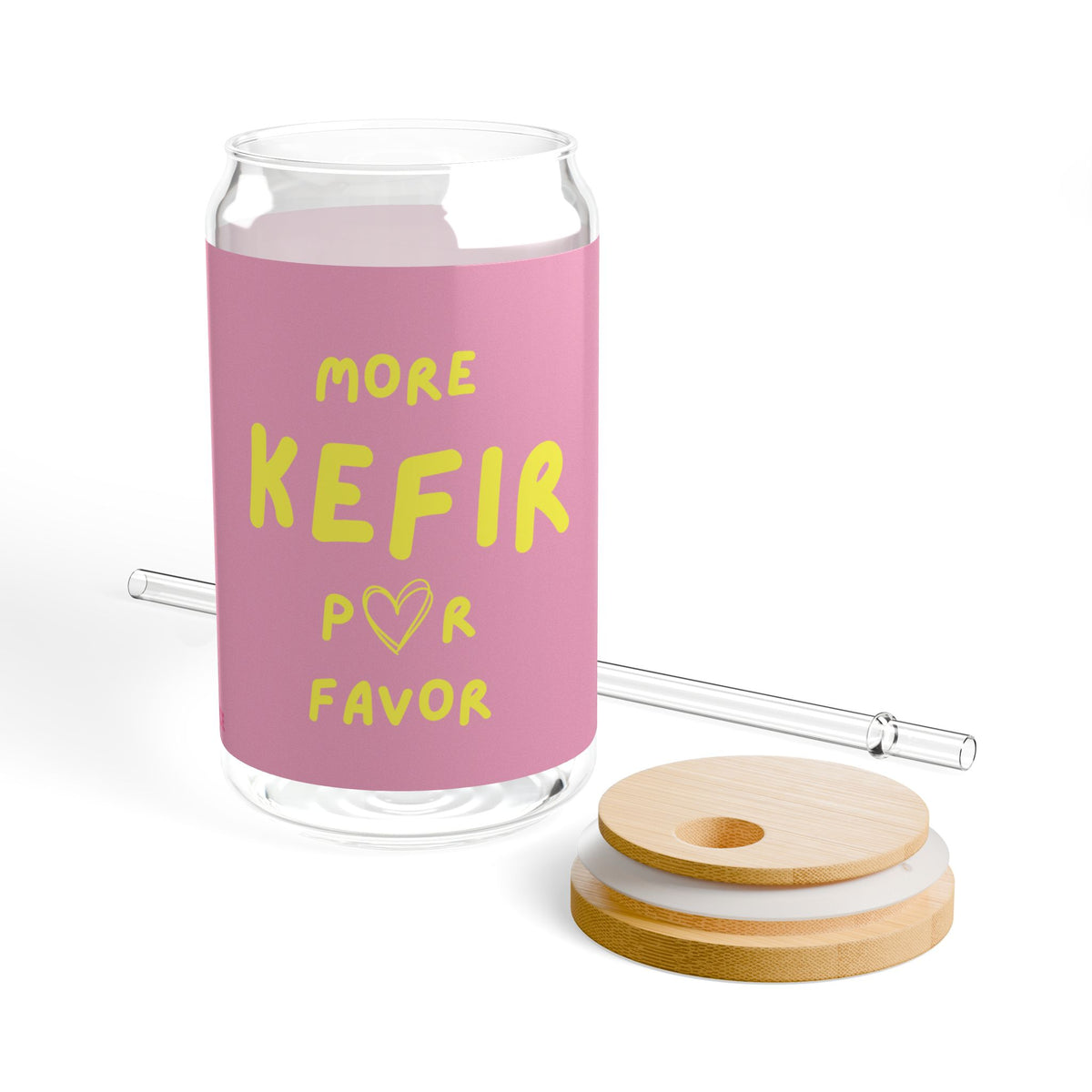 More Kefir Por Favor Trinkglas mit rosa und gelbem Aufdruck, daneben der abgenommene Bambusdeckel und ein transparenter Trinkhalm.