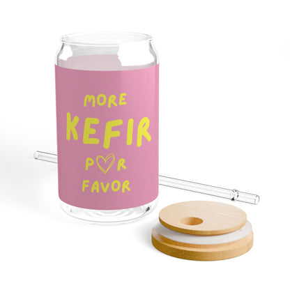 More Kefir Por Favor Trinkglas mit rosa und gelbem Aufdruck, daneben der abgenommene Bambusdeckel und ein transparenter Trinkhalm.