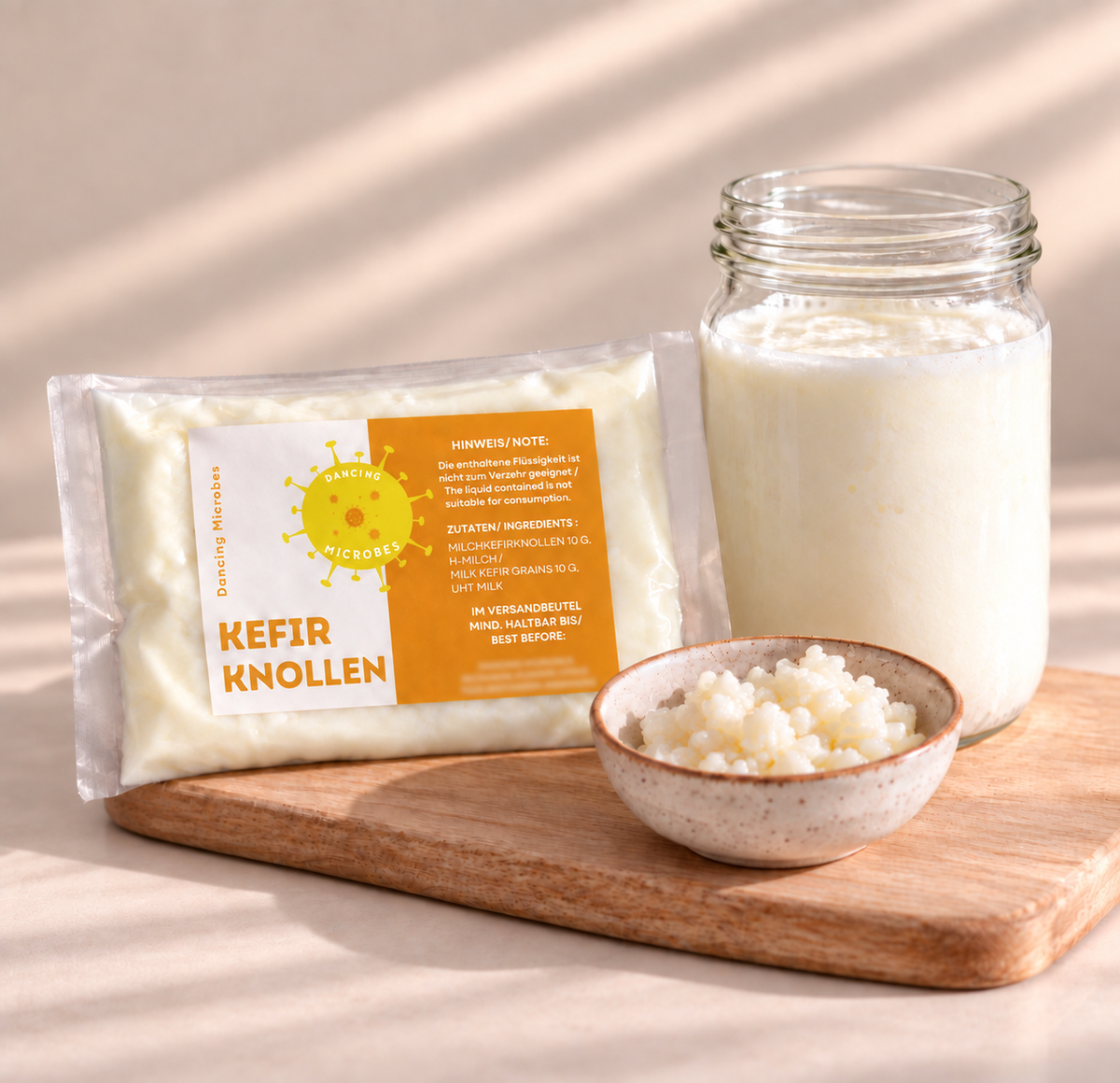 Bio-Kefirknollen mit Produktverpackung, frischen Kefirknollen und Glas Milchkefir.